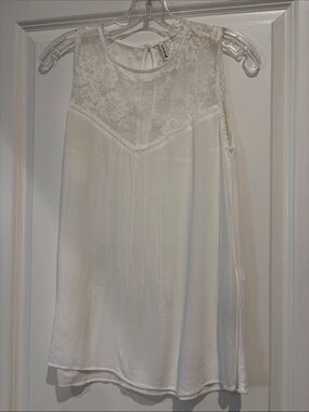 3 for $25! Stradivarius Lace White Sleeveless Top, size‎ small